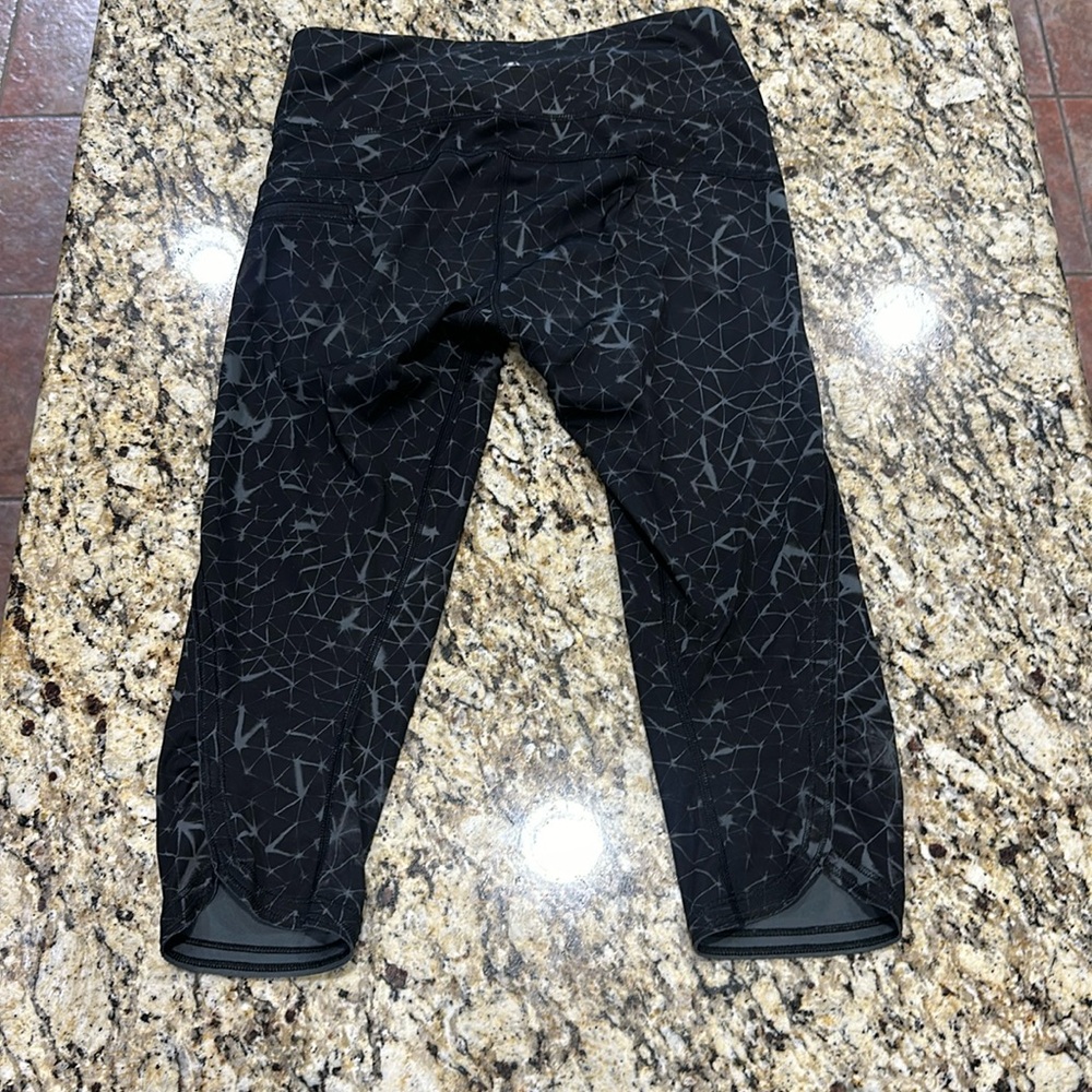 Lululemon Fast and Free Crop Capri black w/grey veins size 4